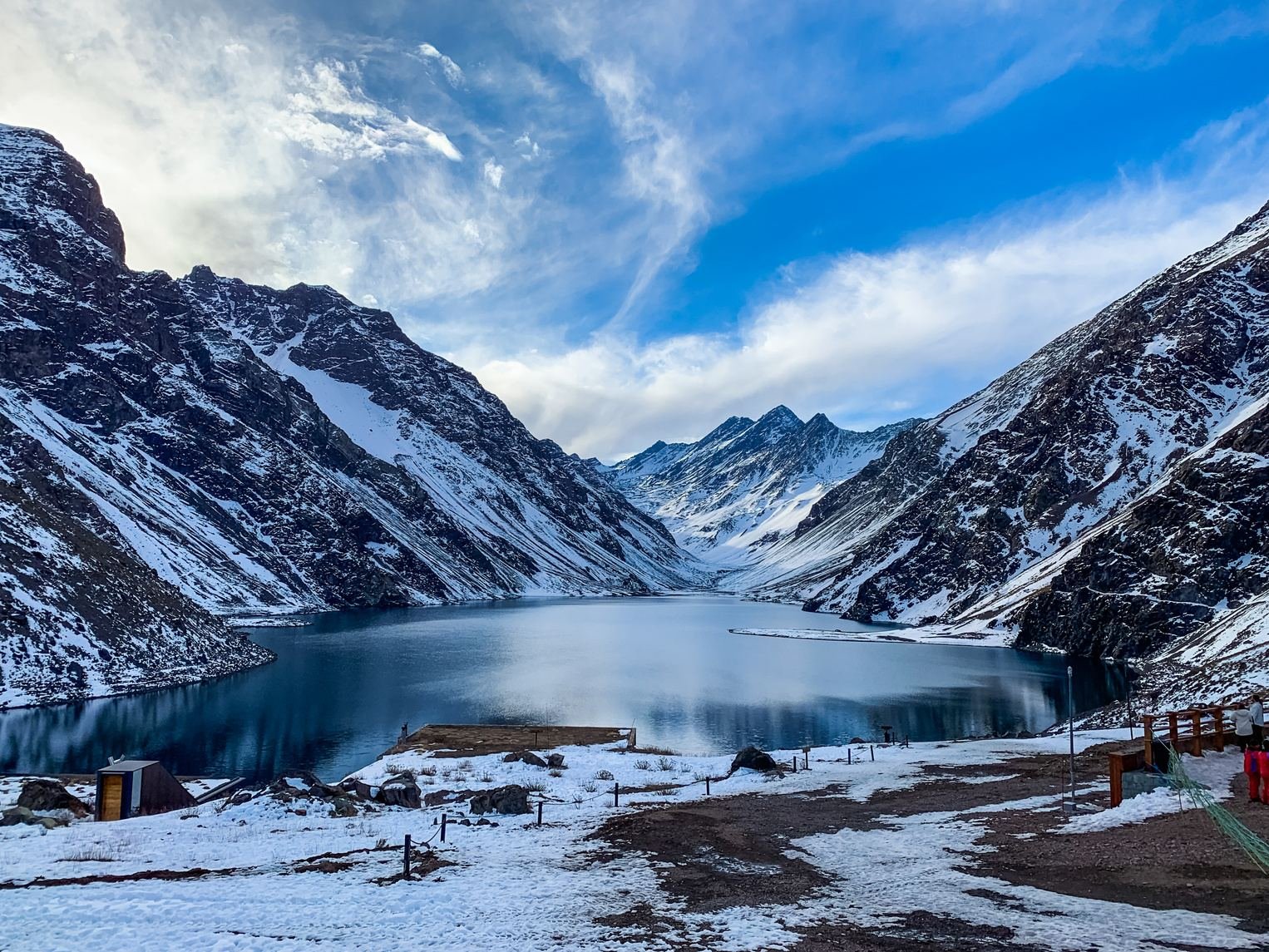 Laguna del Inca, em Portillo, cercada por montanhas com neve